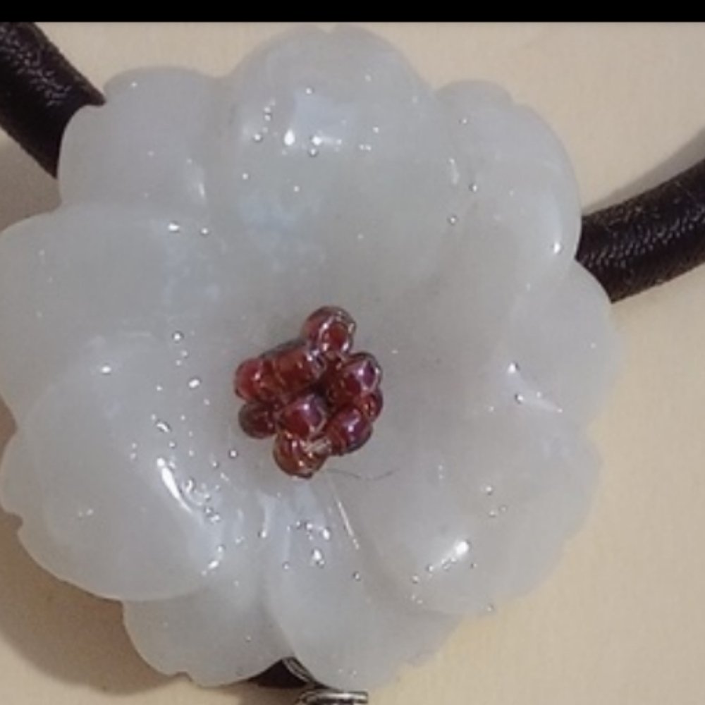 Elegant White Floral Pendant Necklace - Picture 3 of 3